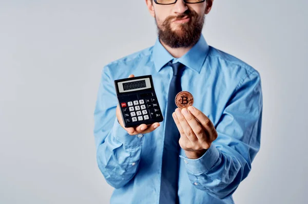 Homem Negócios Emocional Com Criptomoeda Calculadora Foto Alta Qualidade — Fotografia de Stock