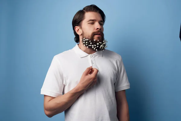 Homem Bonito Com Barba Com Flores Cabelo — Fotografia de Stock