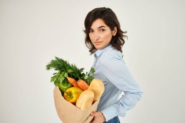 Güzel esmer, yemek paketi olan sağlıklı yemek arkaplanı var.