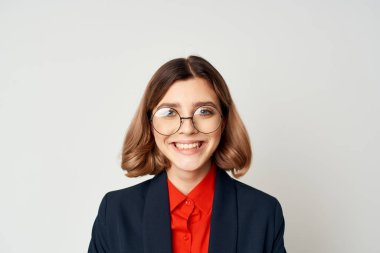 Takım elbiseli bir iş kadını. 