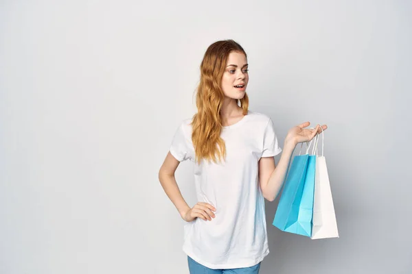 Mujer Con Paquetes Mano Sobre Fondo Claro Foto Alta Calidad — Foto de Stock