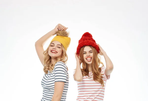 Две женщины стоят рядом с модным в современной одежде дружбе легкий фон — стоковое фото