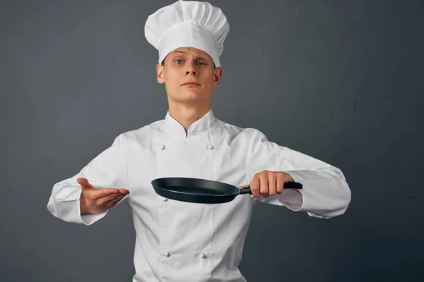 Uomo chef una padella nelle mani di un ristorante di lavoro professionale — Foto Stock