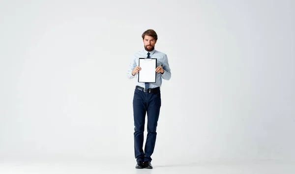 Homem Negócios Com Documento Estúdio — Fotografia de Stock