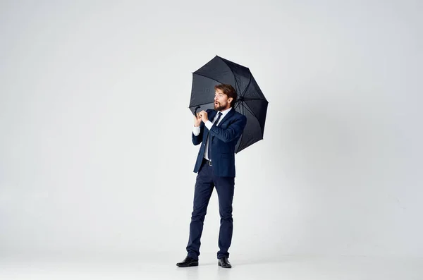 傘を手にしたビジネスマンが — ストック写真