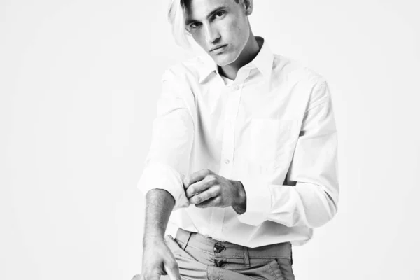 Man Wit Shirt Poseren Lichte Achtergrond Hoge Kwaliteit Foto — Stockfoto