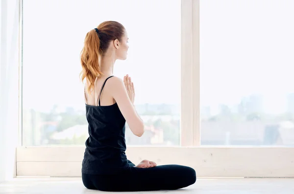 Mujer Cerca Ventana Practicando Yoga — Foto de Stock