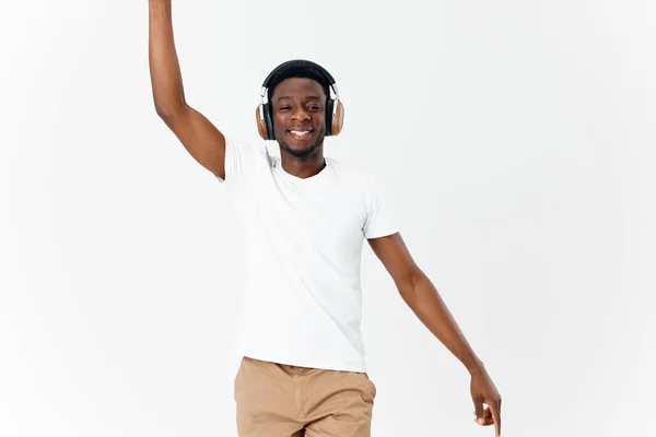 Veselý muž ve sluchátkách gestikuluje rukama hudební taneční techniku — Stock fotografie