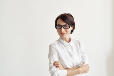 Gözlüklü iş kadını ve beyaz gömlekli sekreter ofisi.