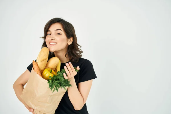 Alegre morena i paquete con comestibles comida sana entrega k-supermercado —  Fotos de Stock