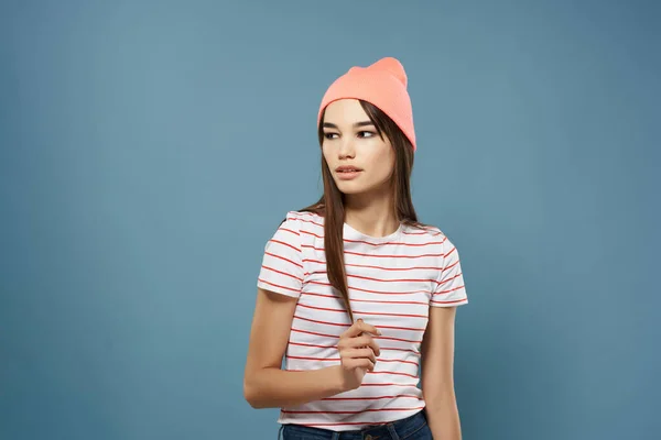 Chica en rosa sombrero celebración pelo moda cosméticos verano estilo — Foto de Stock