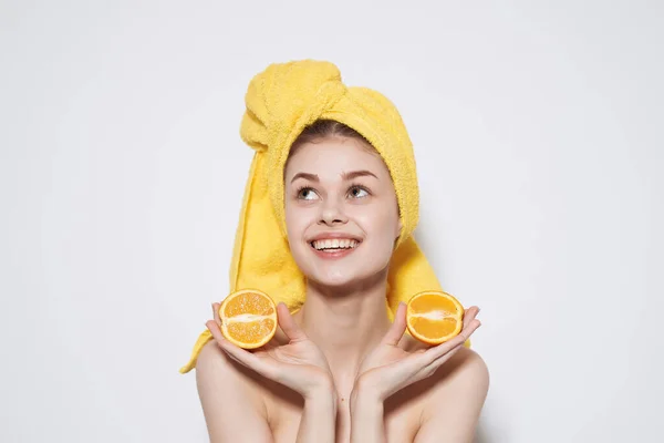 Mulher Com Toalha Amarela Cabeça Com Laranjas — Fotografia de Stock