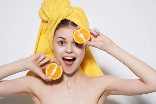 Donna Con Asciugamano Giallo Sulla Testa Con Arance — Foto Stock
