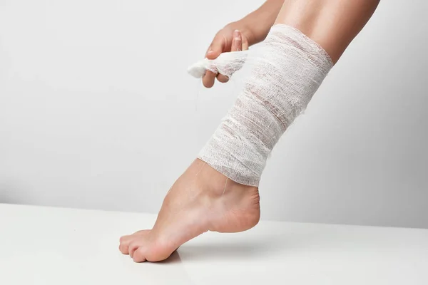 Gesundheitliche Probleme Bandagiertes Bein Hochwertiges Foto — Stockfoto