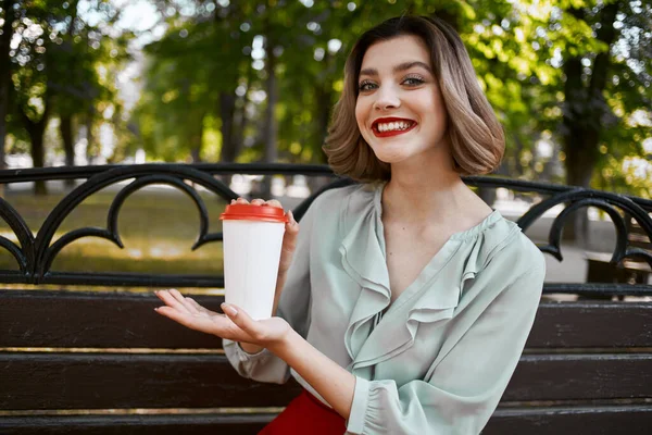 Mulher Sentada Banco Parque Com Uma Bebida Quente Livre Foto — Fotografia de Stock