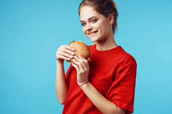 Fröhliche Frau Roten Shirt Mit Hamburger Der Hand — Stockfoto