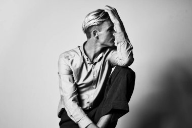 Stüdyoda poz veren yakışıklı adam