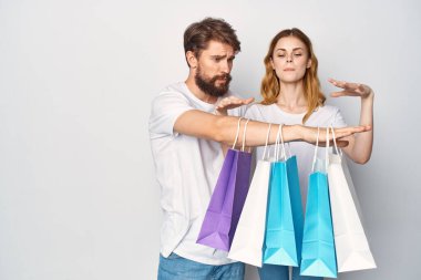 Beyaz tişörtlü genç çift yaşam tarzı alışverişi paketliyor