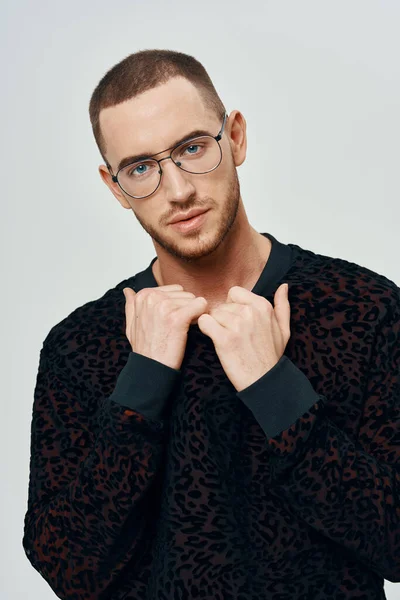 Homem com cabelo curto camisola preta moda confiante olhar luz fundo — Fotografia de Stock