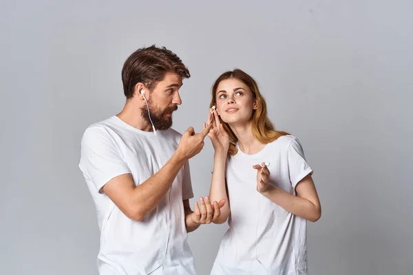 Άνδρας και γυναίκα σε λευκό t-shirts μουσική διασκέδαση φιλία — Φωτογραφία Αρχείου