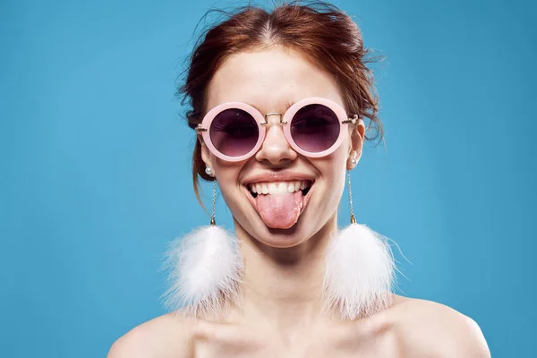 Veselá Žena Holými Rameny Kulatých Brýlích Ukazující Jazyk — Stock fotografie