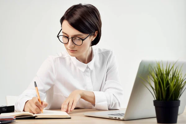 Vrouw secretaresse in wit shirt op het werk bureau laptop technologie — Stockfoto