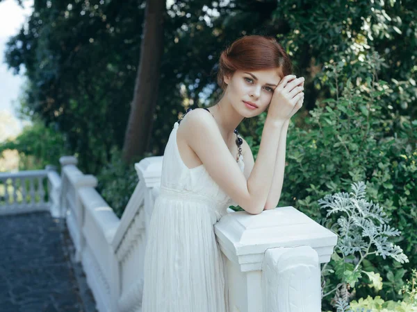 Γυναίκα Λευκό Φόρεμα Ποζάρουν Στο Πάρκο — Φωτογραφία Αρχείου