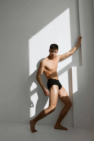 Homem atraente com corpo nu em calcinha preta posando — Fotografia de Stock