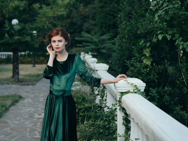 Donna Attraente Piedi Nel Parco — Foto Stock