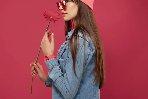 Mulher em chapéu rosa flor vermelha roupas de moda fundo rosa glamour — Fotografia de Stock