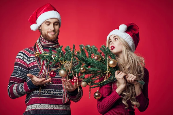 Άνδρας και γυναίκα σε διακοπές Χριστούγεννα διασκέδαση διακόσμηση παιχνίδια — Φωτογραφία Αρχείου