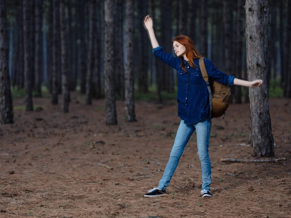 Mujer en el bosque con una mochila de viaje activo paseo de ocio —  Fotos de Stock