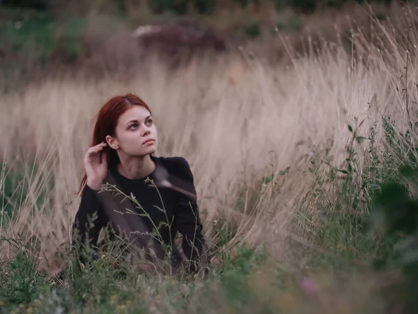 Femme repose sur l'herbe dans le champ nature liberté repos — Photo