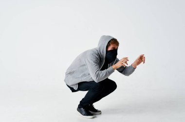 Hırsız adam para çalıyor. Gizliliği bozuyor.