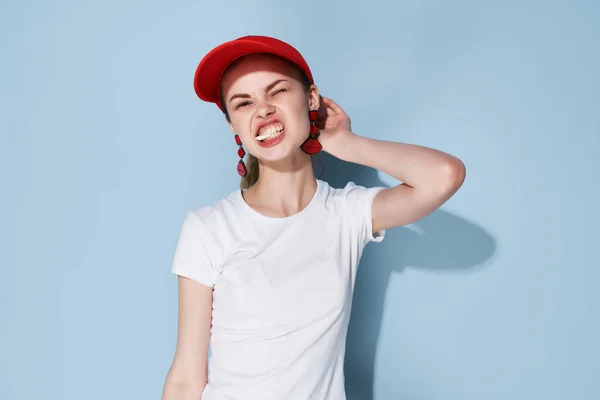 Wesoła kobieta w czerwonej czapce lato moda styl życia niebieski tło — Zdjęcie stockowe