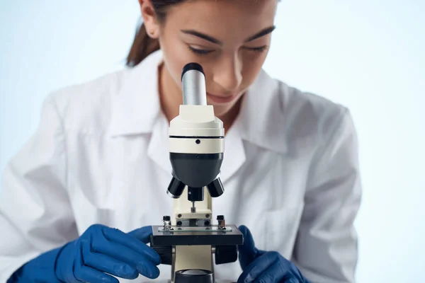 Mujer química laboratorio microscopio investigación biotecnología — Foto de Stock