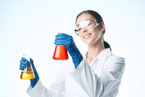 Laboratorio azul guantes solución química investigación biotecnología —  Fotos de Stock