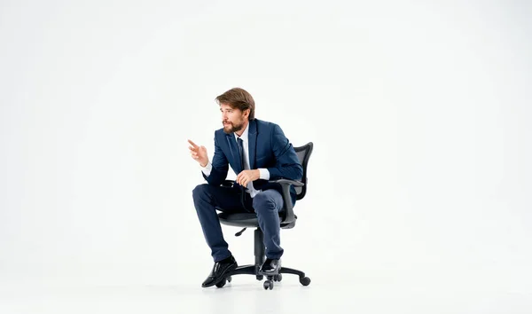 Homme d'affaires assis dans la chaise gestionnaire de travail de bureau fond isolé — Photo