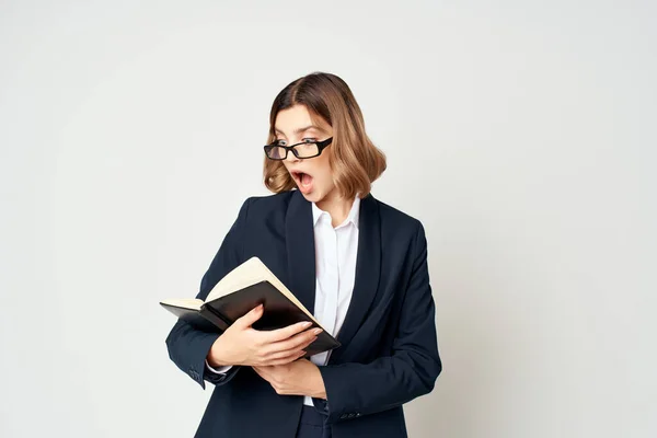 Zakelijke vrouw in pak dragen bril elegante stijl werk manager — Stockfoto