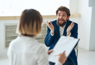 Psikologla iletişim kuran duygusal adam stres terapisi tartışması