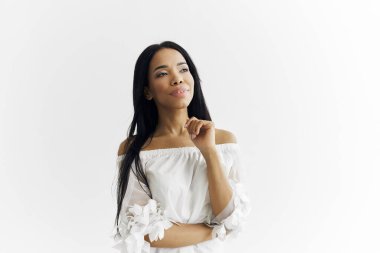 Güzel kadın Afrikalı görünümlü makyaj lambası arka planı