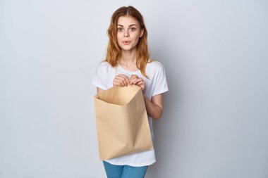 Market alışverişi hayat tarzıyla güzel bir kadın.