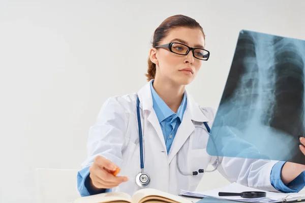 Жінка-лікар в медицині рентгенівської діагностики білого пальто — стокове фото