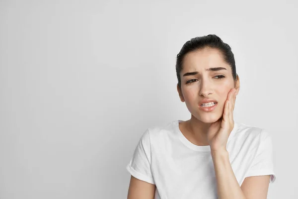 Donna con mal di denti problemi di salute insoddisfazione sfondo isolato — Foto Stock