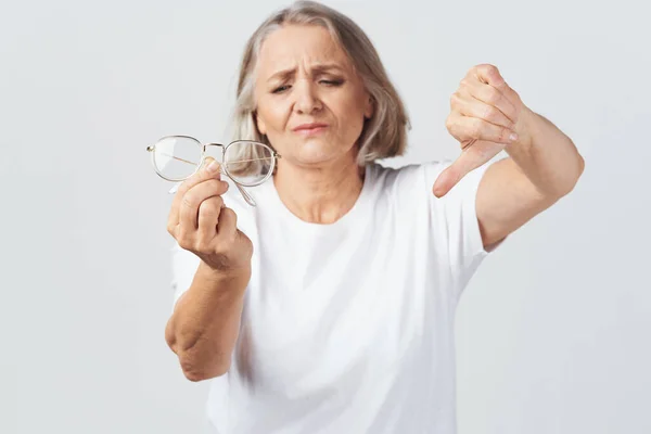 Starsza kobieta słaby wzrok okulista leczenie — Zdjęcie stockowe