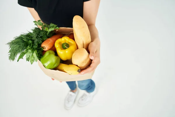 野菜を手に健康的な食生活を送る女性です — ストック写真