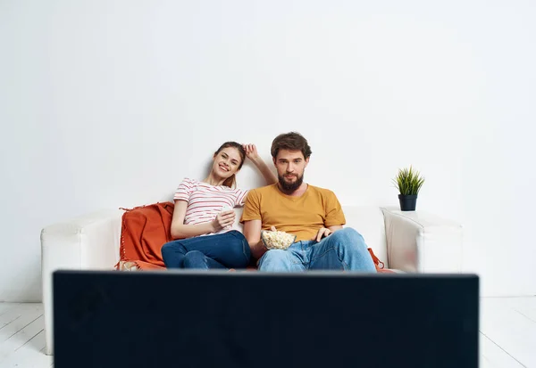 Άνδρας και γυναίκα στον καναπέ βλέποντας μια ταινία home ψυχαγωγία αναψυχής — Φωτογραφία Αρχείου