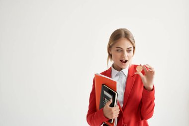 Güzel iş kadını kırmızı ceket kripto para birimi teknolojisi ekonomisi