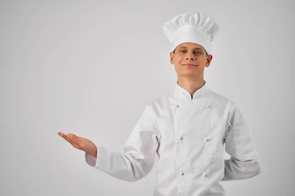 Allegro chef maschio gesticolando con le mani cucina ristorante professionale — Foto Stock