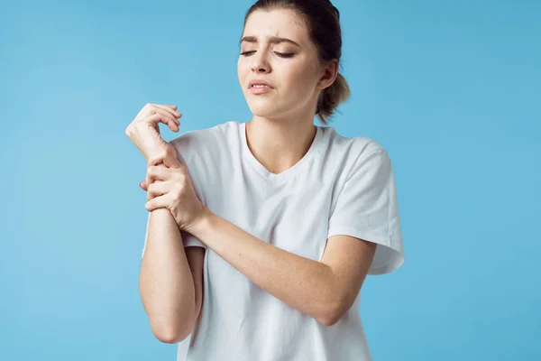 Ontevreden vrouw in wit t-shirt lichaam pijn gezondheidsproblemen geneeskunde — Stockfoto